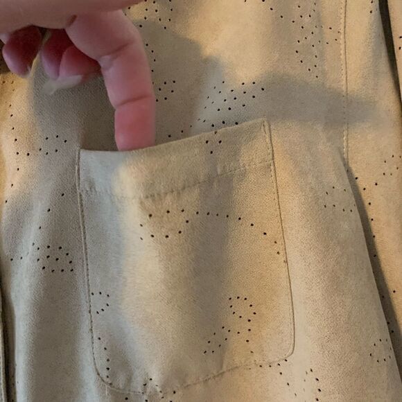 Croft & Barrow Women’s micro suede top.  Size: XL.  Button down, side slits. - Picture 4 of 6